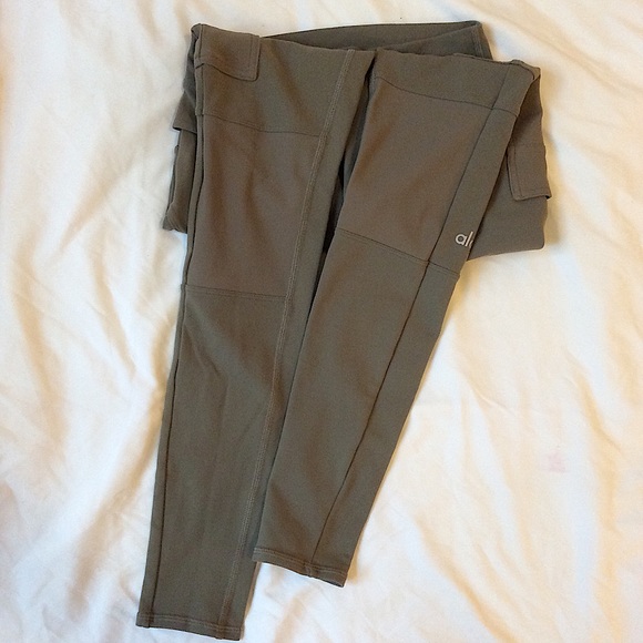 Alo High-Waist Cargo Legging (gray) - Picture 9 of 10